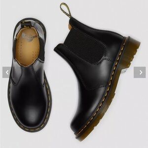 Dr. Martens 2976 Black leather Chelsea boots